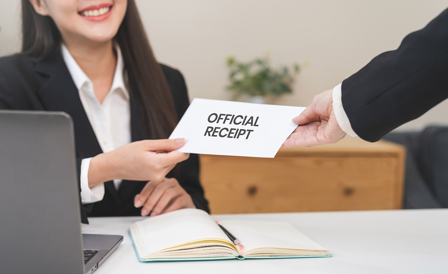 Must my licensed money lender issue a receipt for each repayment